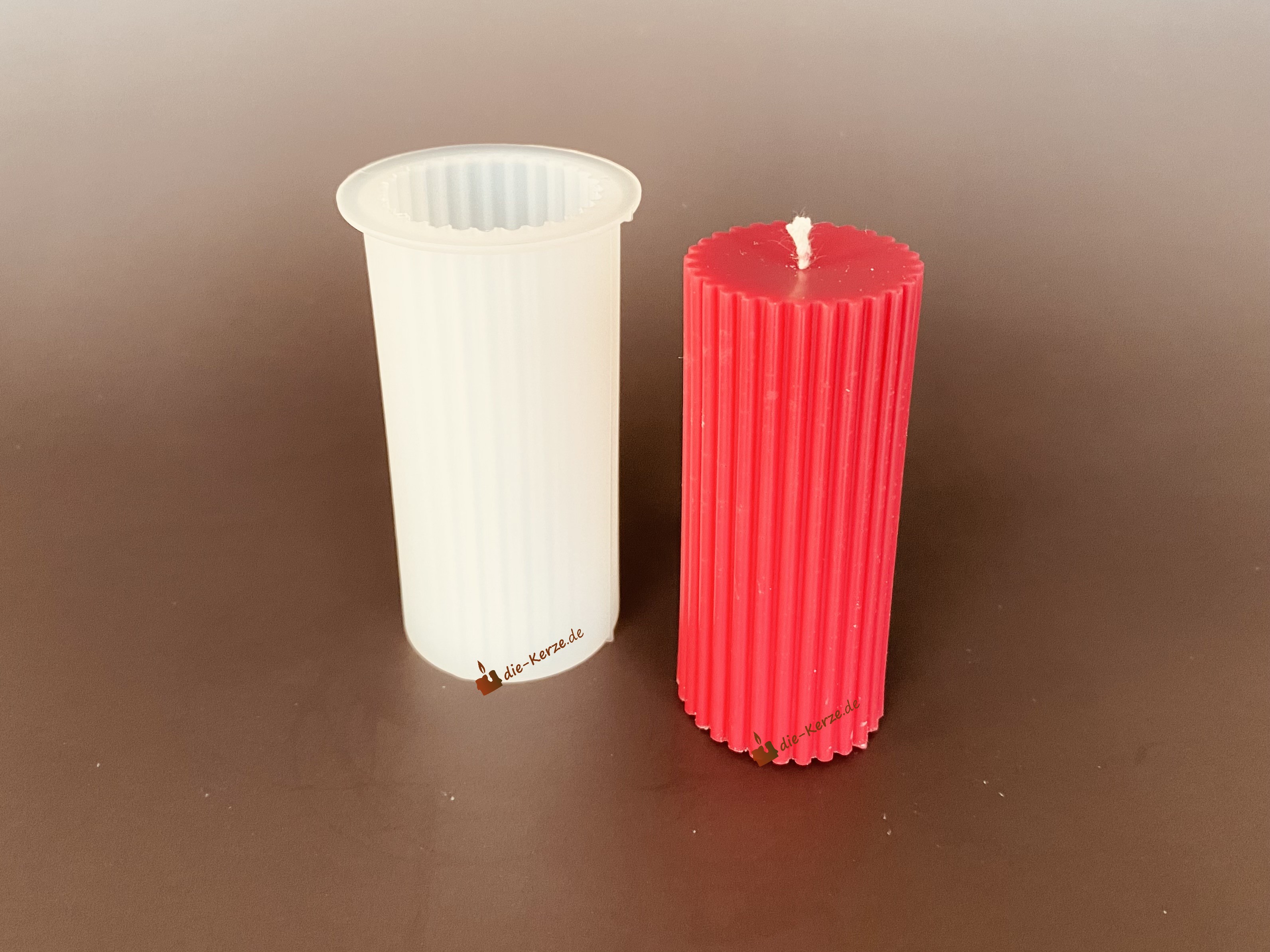 K7077 Silikonform dünne Rillenkerze 01