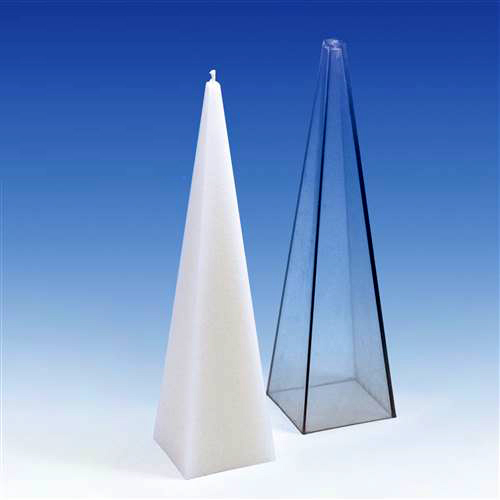 Große, massive Pyramiden-Gießform für Kerzen aus klarem Polycarbonat mit den XXL-Maßen 75x75x300 mm auf schwarzem Standfuß.