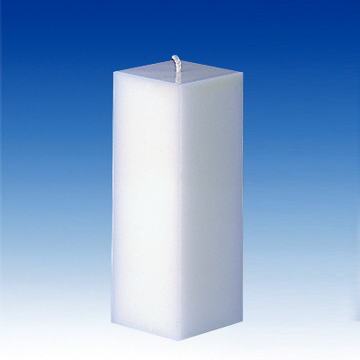 Eine fertige, weiße quadratische Stumpenkerze aus der glasklaren Gießform K1023.