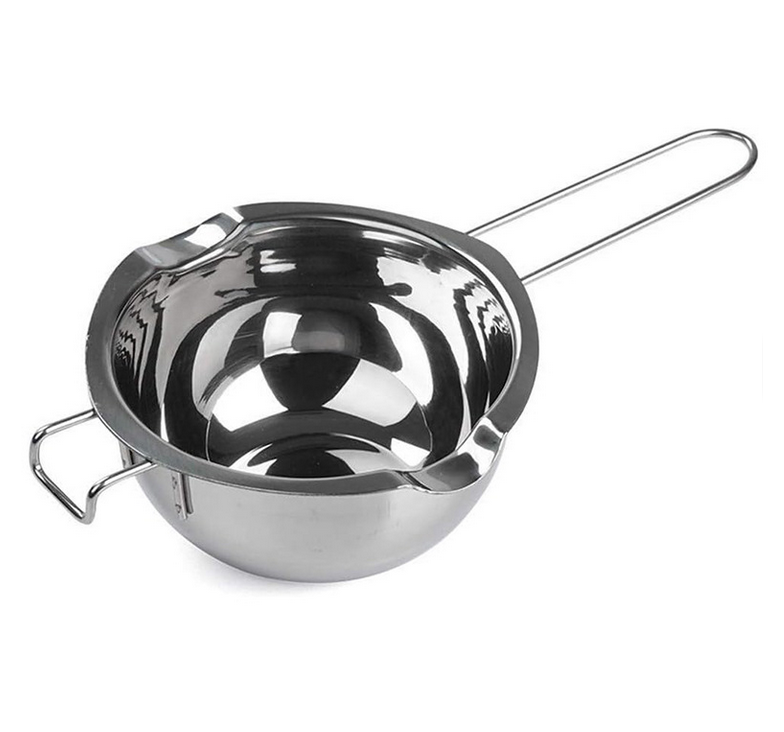 Silberner Schmelztopf aus Edelstahl mit 400ml Fassungsvermögen, platziert in einem Wasserbad zum Schmelzen von Wachs um Kerzen selber herzustellen.