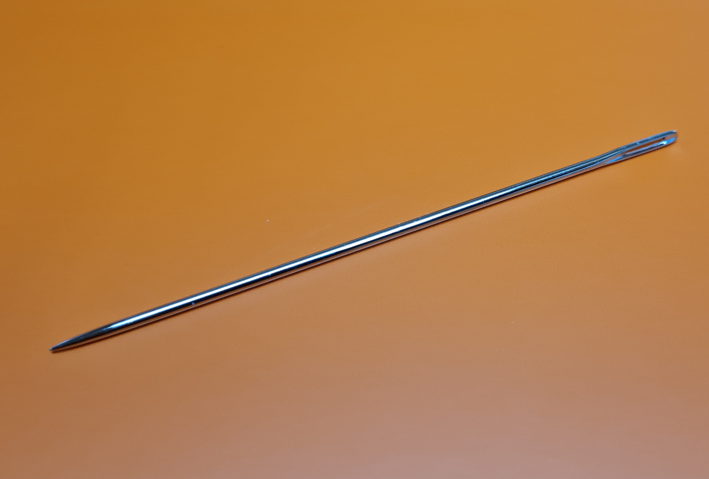 10 cm lange Dochtnadel zur mittigen Fixierung von Dochten in festen Kerzengießformen oder Docht durchziehen bei Silikonformen.